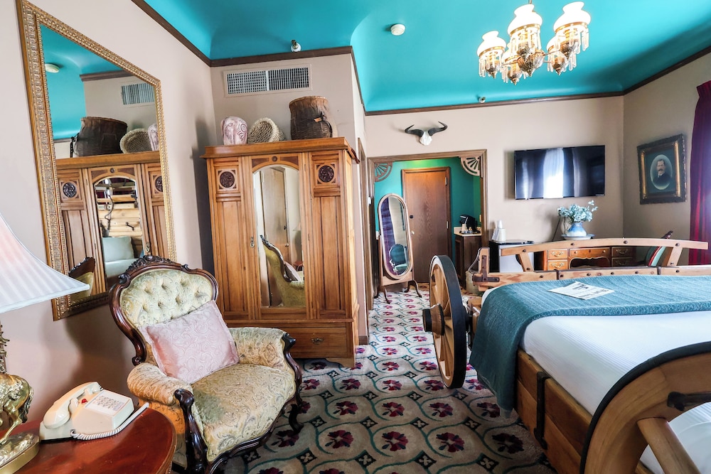 Signature Suite, 1 King Bed (Wagon Room) photo 2