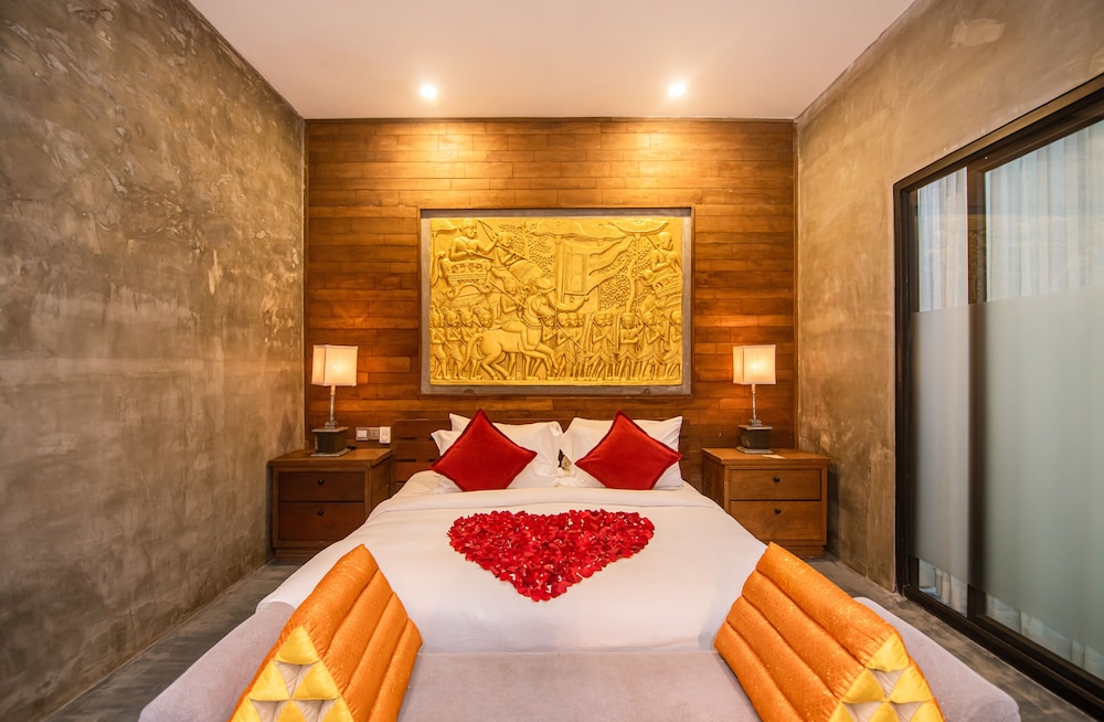 Deluxe King Suite with Pool View- Free Pick Up at Bus station photo 1