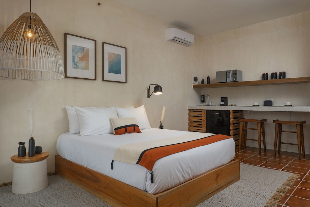 Deluxe Room, 1 Queen Bed, Balcony - Photo 5