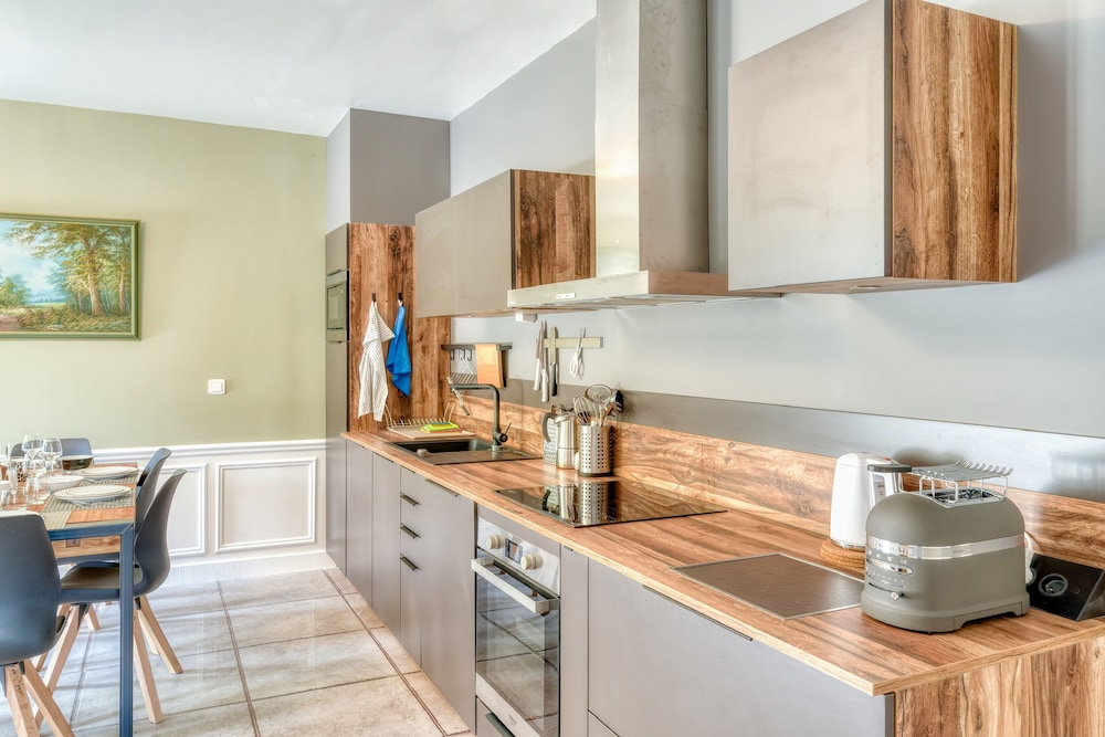 Family House - Photo 9