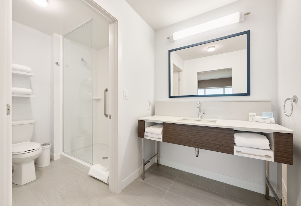 Studio, 1 King Bed, Non Smoking, Refrigerator & Microwave (Wet Bar) photo 2
