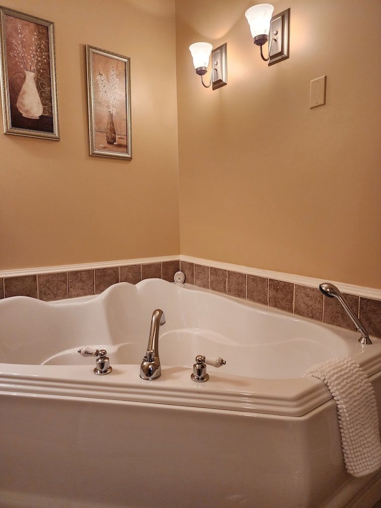 Deluxe Room, 1 King Bed, Private Bathroom photo 3