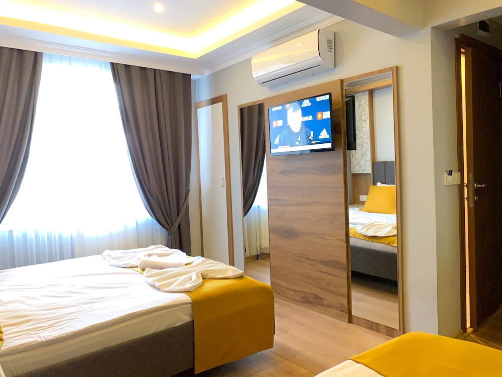 Economy Triple Room photo 3