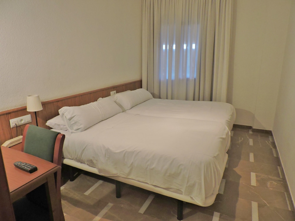 Standard Double or Twin Room - Photo 5
