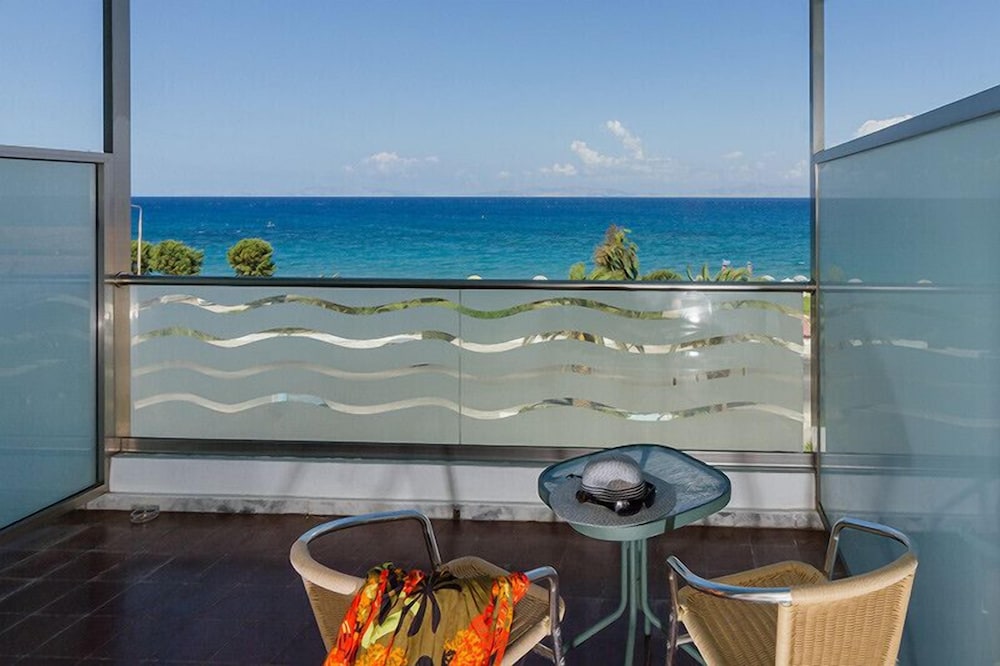 Standard Double or Twin Room, Partial Sea View - Photo 2