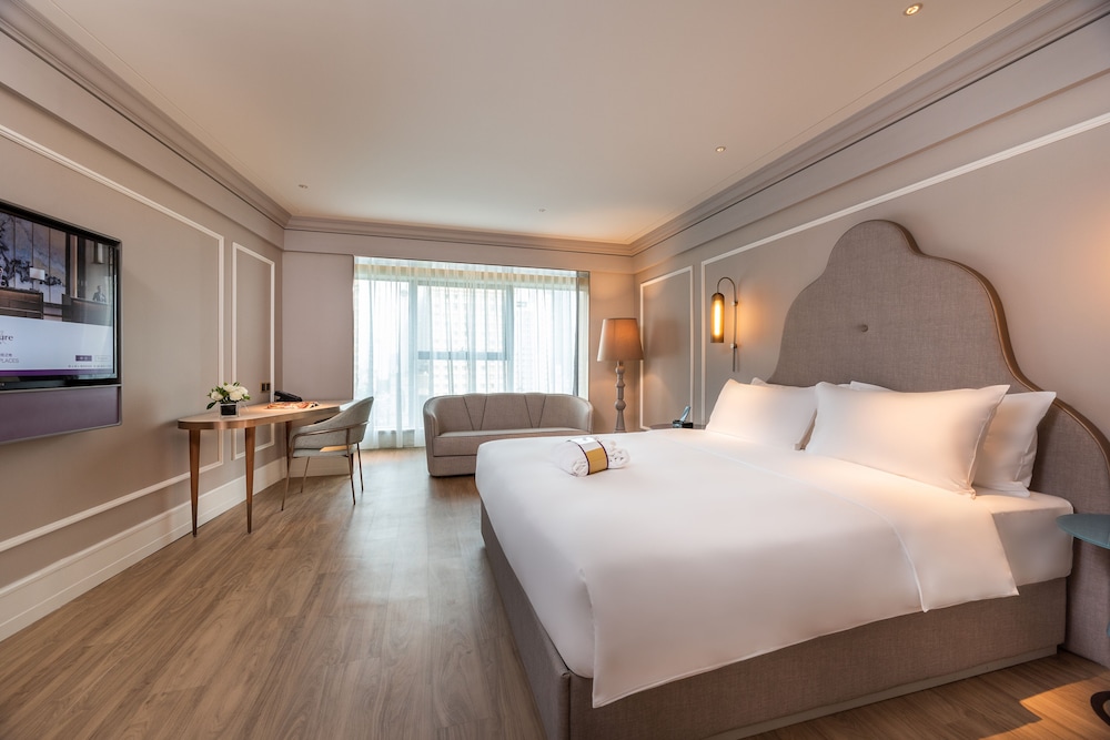 Deluxe Room, 1 King Bed photo 3