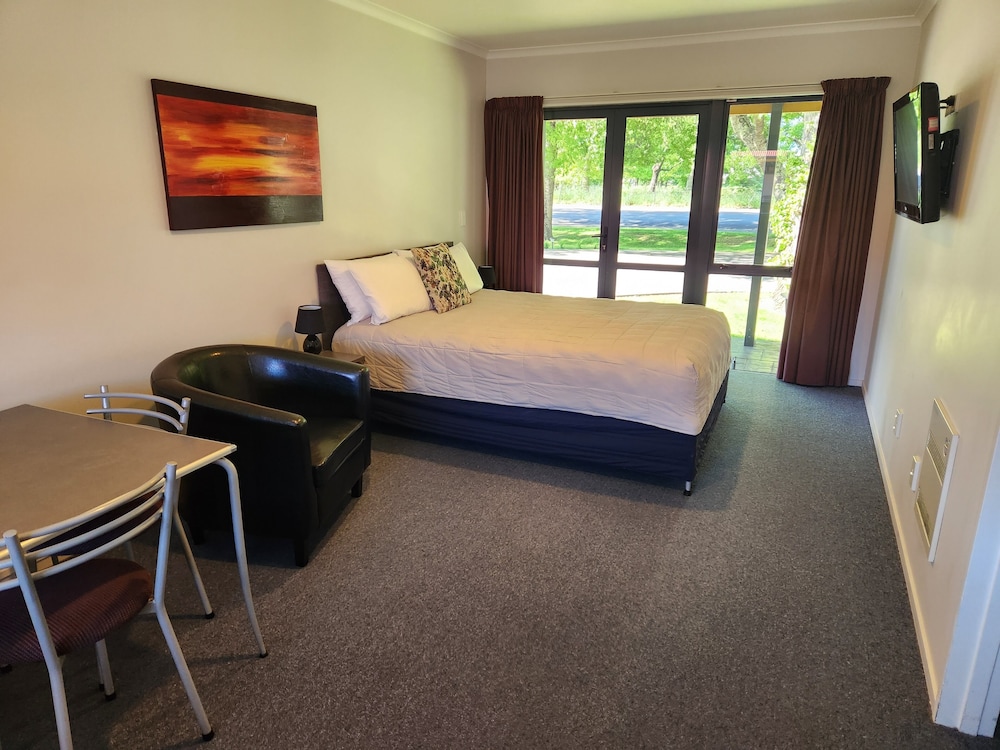 One Bedroom Two Queens photo 3