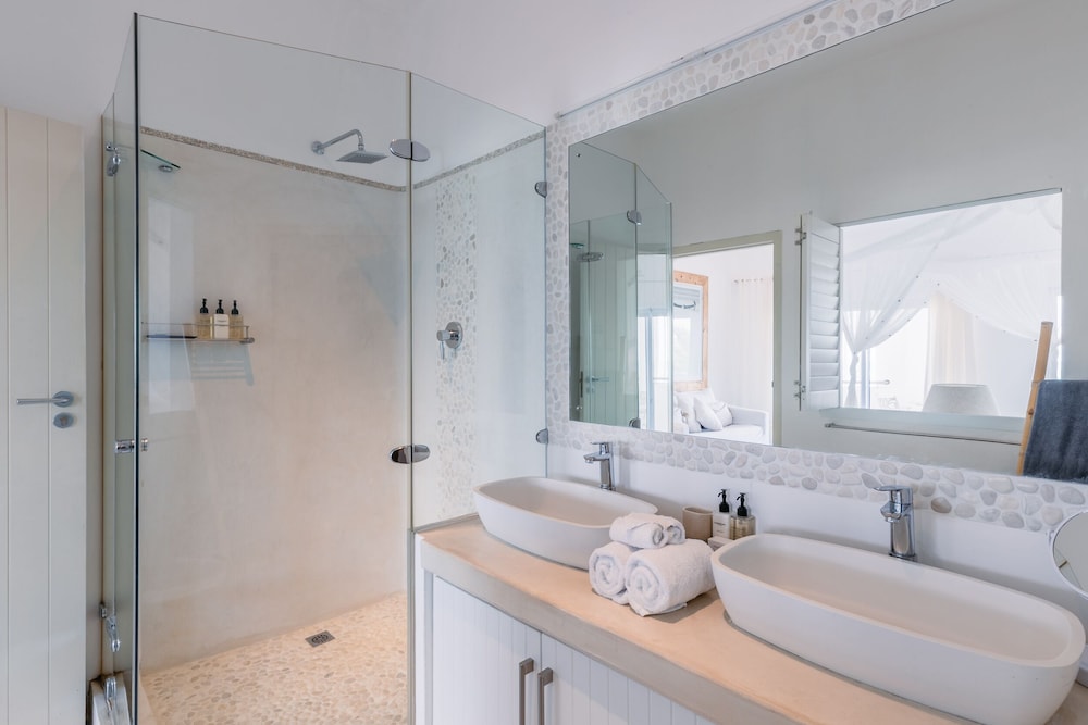 Standard Suite, 1 King Bed, Balcony, Ocean View photo 3