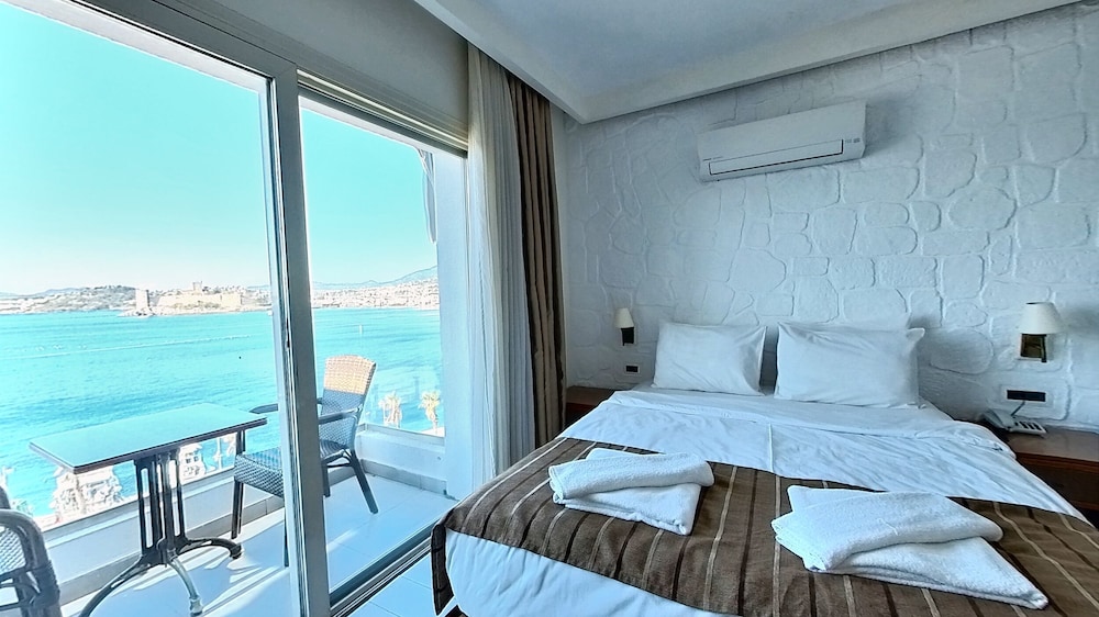 Deluxe Room with Balcony photo 2