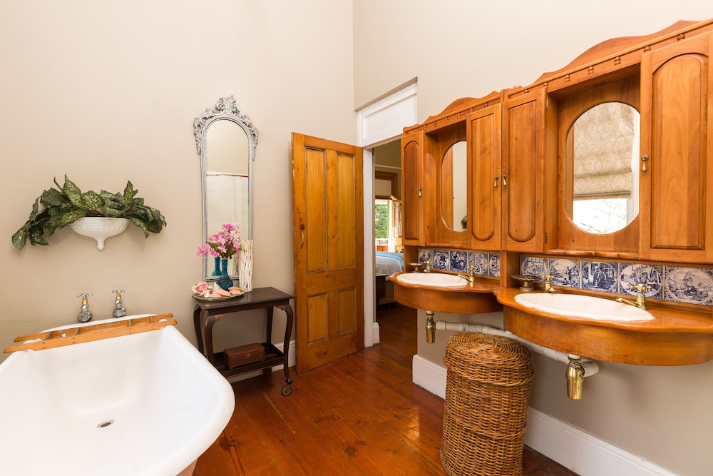 Classic Suite, 1 King Bed, Private Bathroom, River View (Master) photo 2