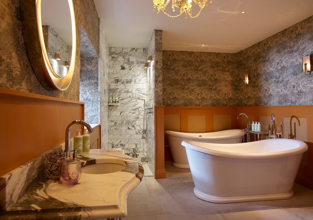 Luxe Hot Tub Suite - Photo 5