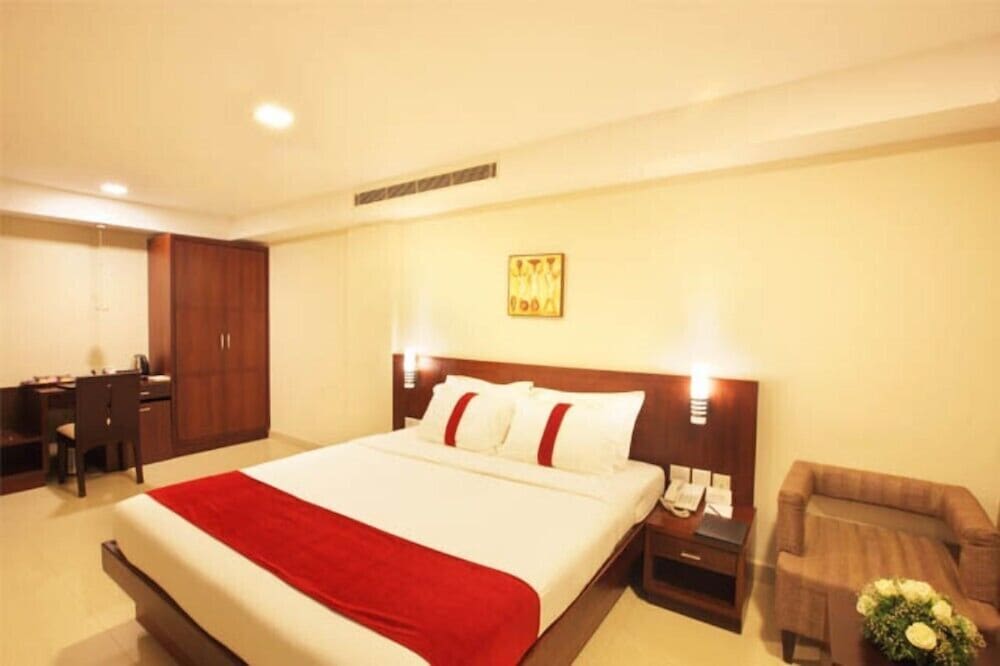 Deluxe Double Room, 1 King Bed, Smoking, City View