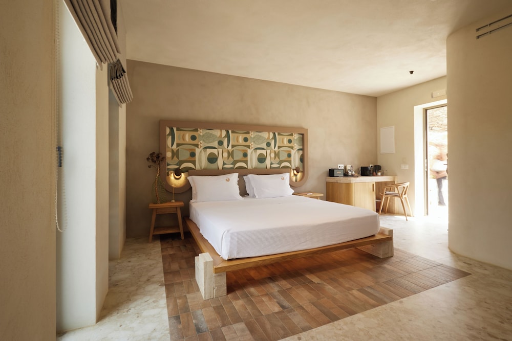 Deluxe Suite with Outdoor Tub - Photo 2