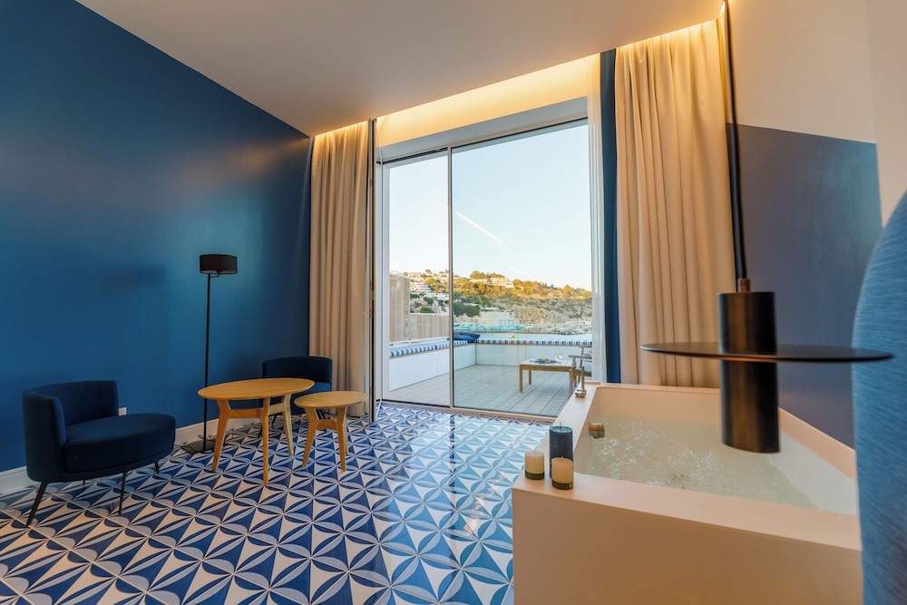 Panoramic Suite, 1 Queen Bed, Hot Tub, Sea View photo 2