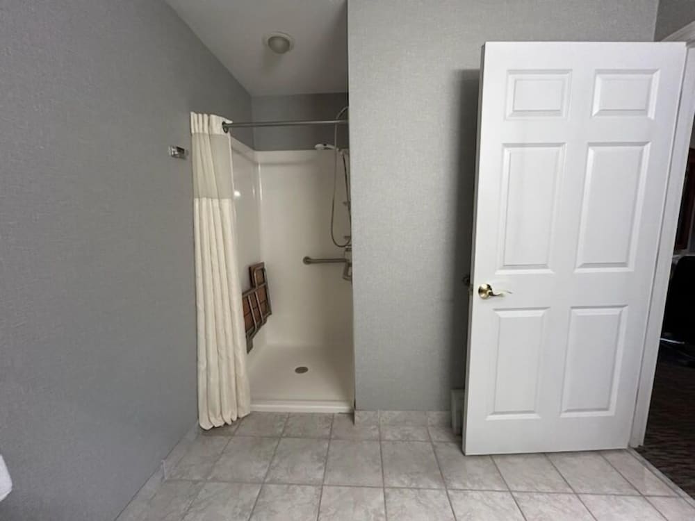 Room, 1 King Bed, Accessible - Photo 2