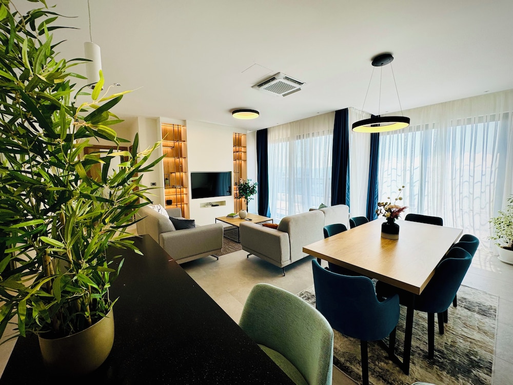 Royal Apartment, 3 Bedrooms, Balcony