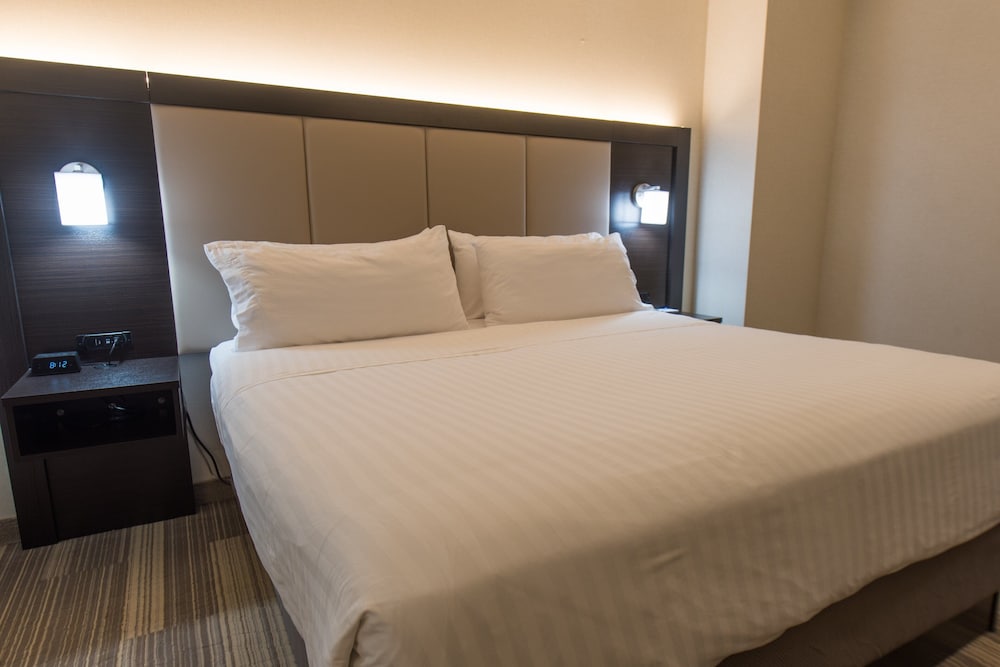 Suite, 1 King Bed (Walk-In Shower) - Photo 2