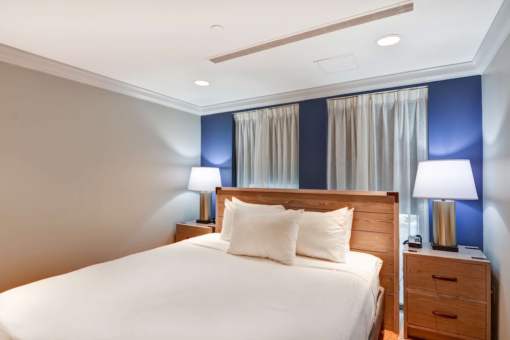 Suite, 1 Bedroom (1 King Bed) - Photo 2