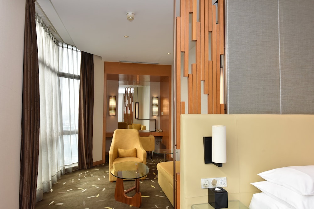 Premium Room, 1 King Bed, Club Lounge Access, Corner - Photo 3