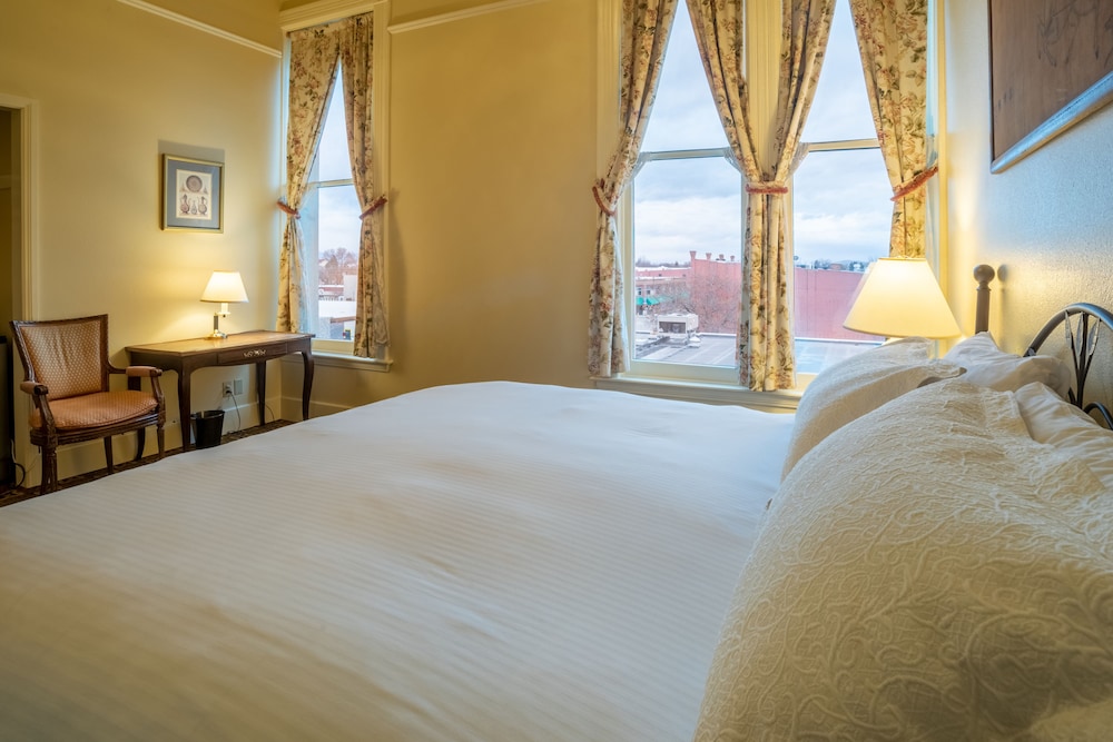 Deluxe Room, 1 King Bed - Photo 1