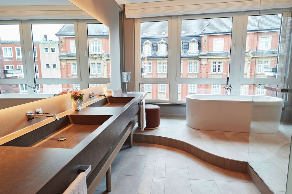 Deluxe Room - Photo 17