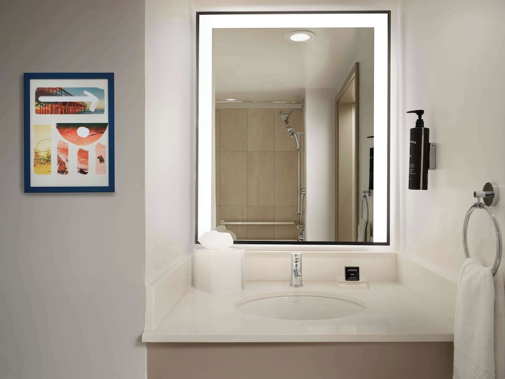 Room, 2 Queen Beds, Bathtub (Mobility, Hearing, Ocean View) - Photo 2