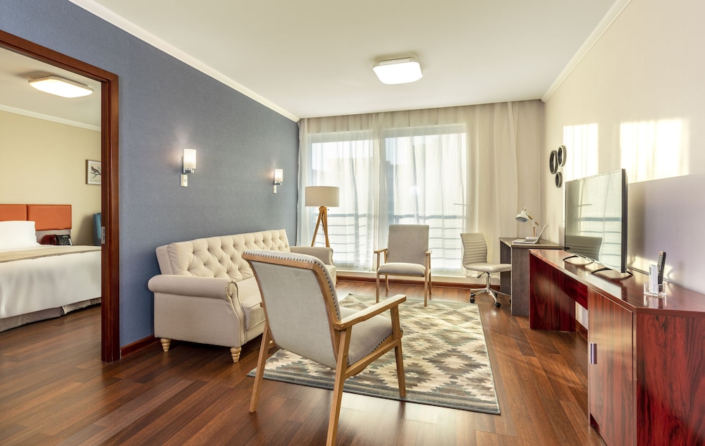 Premium Suite, 1 Queen Bed, Non Smoking, Kitchenette (Living Room) - Photo 2