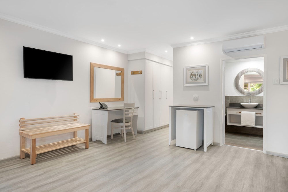 Room, 2 Double Beds, Garden View - Photo 8