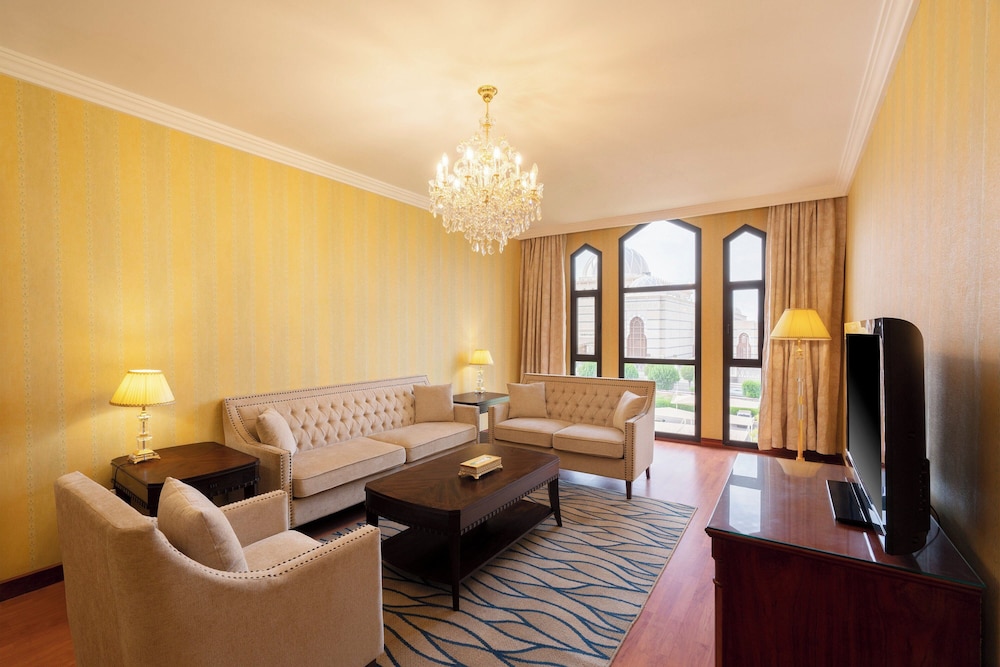 Executive Suite, 1 King Bed with Sofa bed - Photo 2