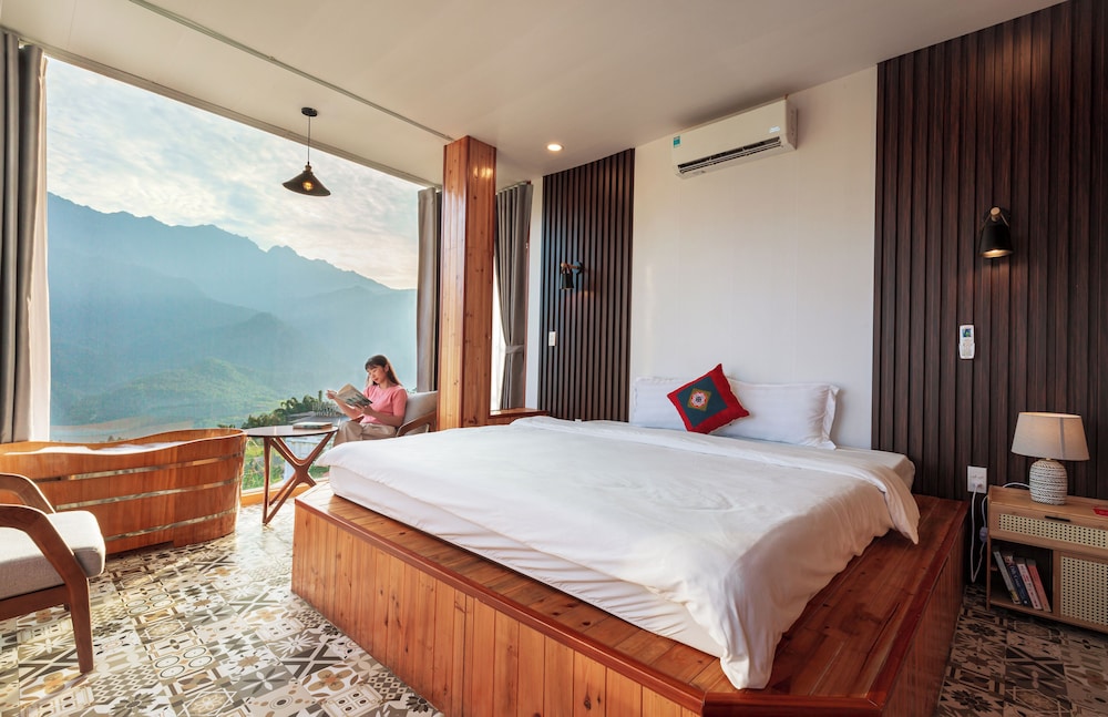 Panoramic Double Room, 1 King Bed, Hot Tub, Mountain View photo 1
