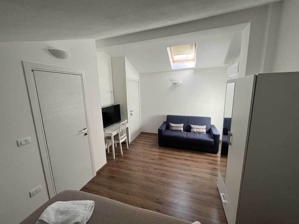 Junior Studio Suite, 1 Bedroom, Private Bathroom, Tower photo 3