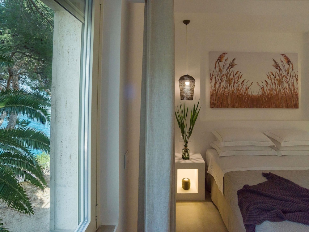 Family Suite, 1 King Bed, Garden View photo 2