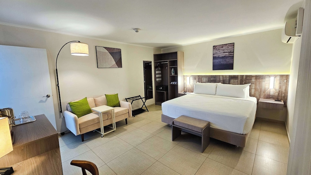 Standard Room, 1 King Bed, Pool View