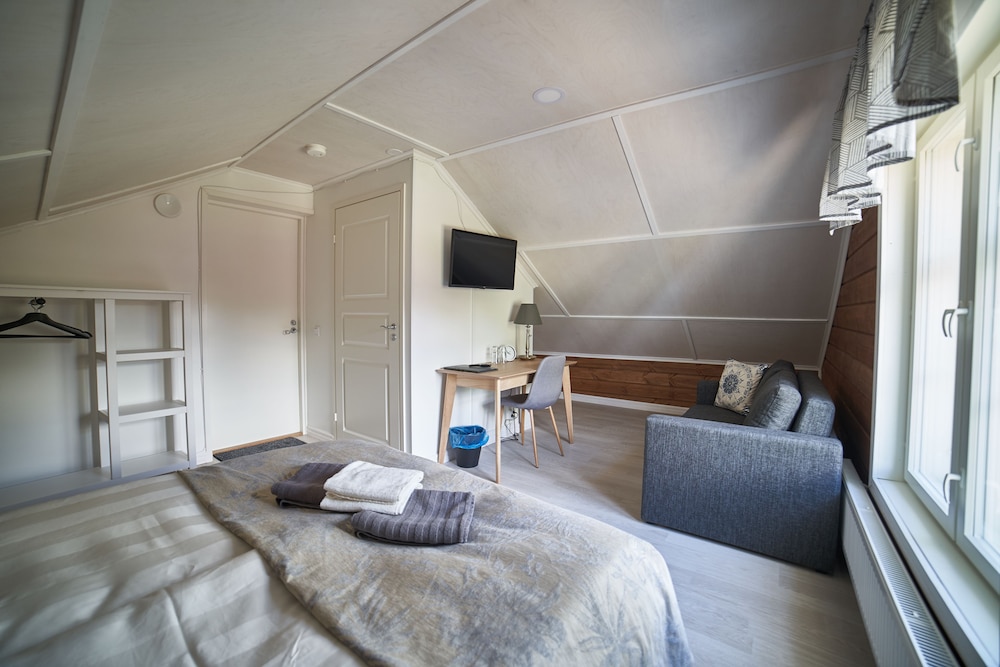 Basic Quadruple Room, 1 Queen Bed with Sofa bed, Non Smoking photo 3