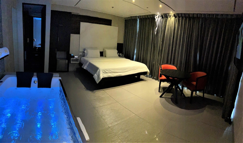 Suite with hot tub - Photo 8