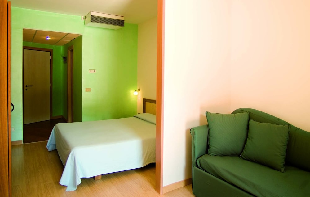 Classic Quadruple Room, Park View photo 2