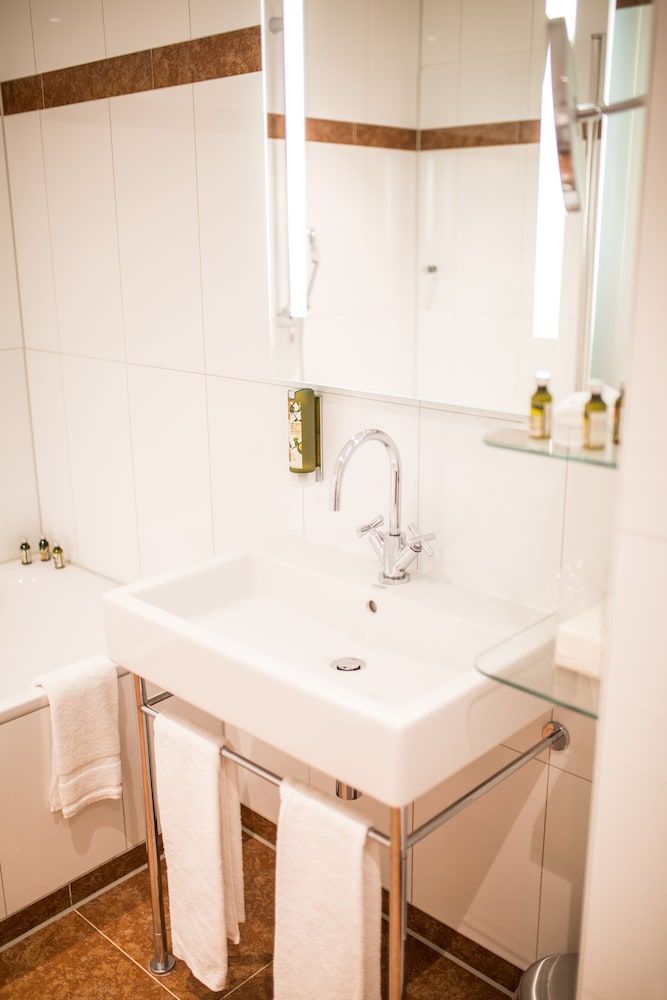 Twin Room, Bathtub