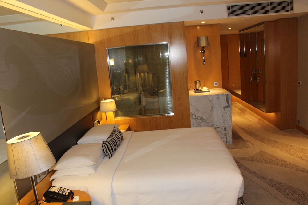 Suite, 1 King Bed (Regency) photo 2