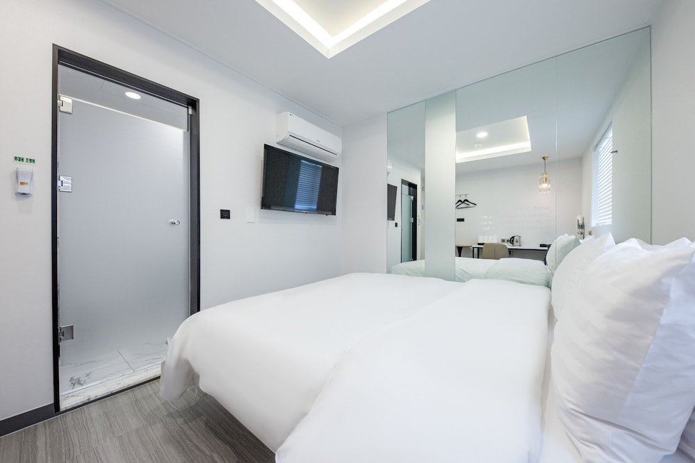 Standard / Free Ramyeon, Netflix, Free Laundry & Dry, Free Amenities - Photo 1