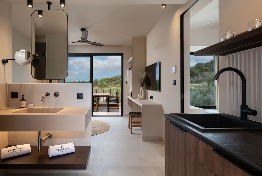 Suite, Hot Tub photo 3