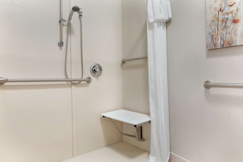 1 Queen, Mobility Accessible, Transfer Shower, Suite, Non-smoking - Photo 6