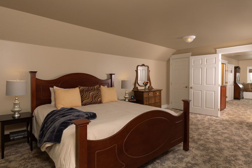 Standard Suite with King Bed & Sitting Room photo 3