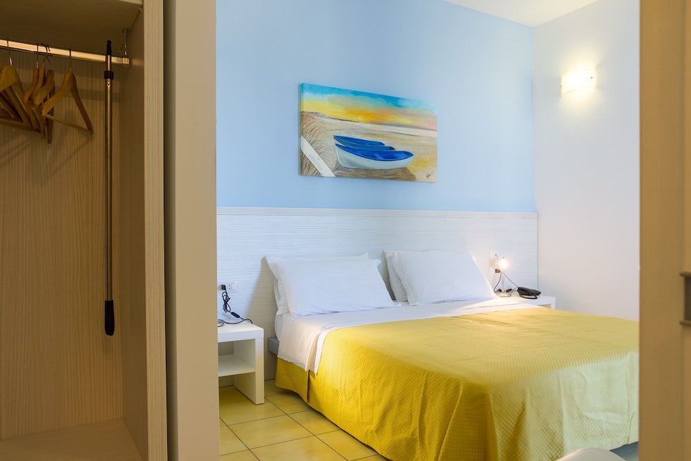 Double Room, Accessible - Photo 3