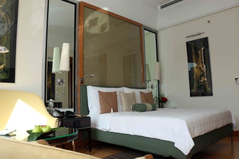 Executive Suite - Photo 1