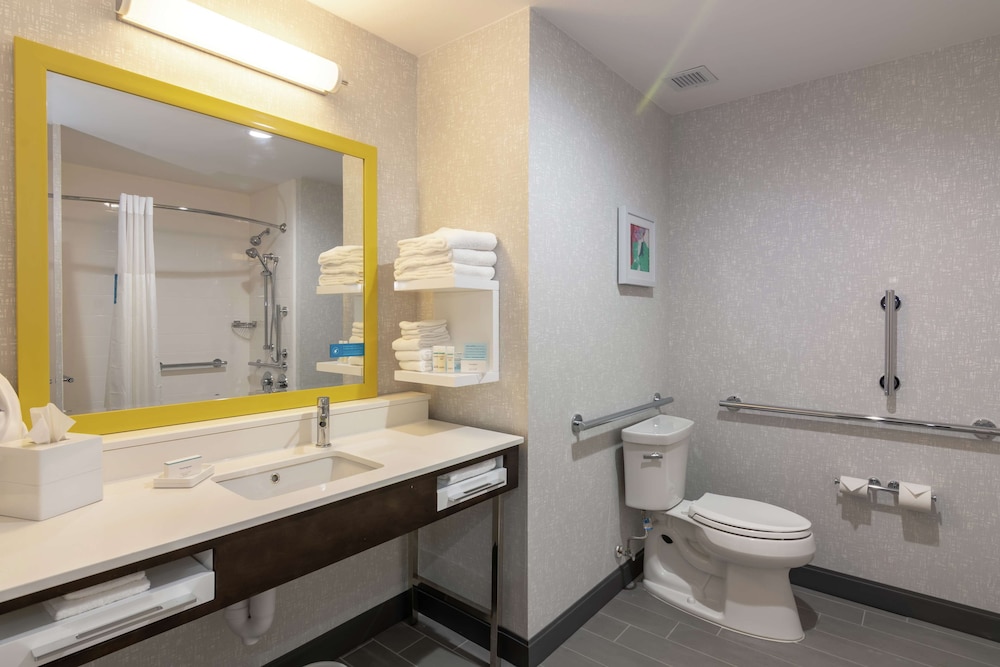 Suite, 1 King Bed, Accessible, Bathtub photo 2