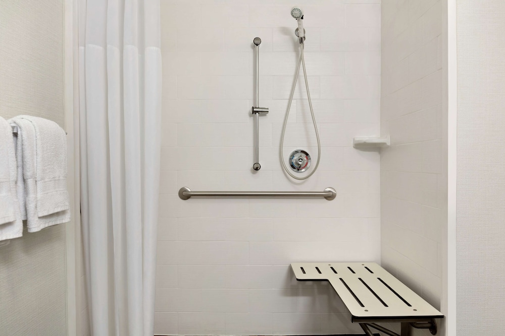 Room, 2 Queen Beds, Accessible, Non Smoking (Roll-In Shower) - Photo 4