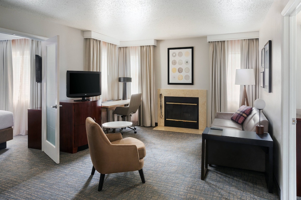 Suite, 2 Bedrooms (Mobility/Hearing Accessible, Tub) photo 2