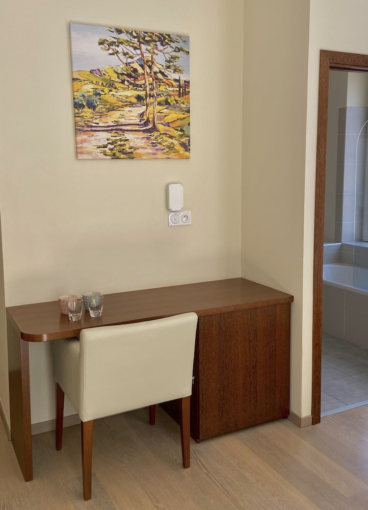Deluxe Room - Photo 9