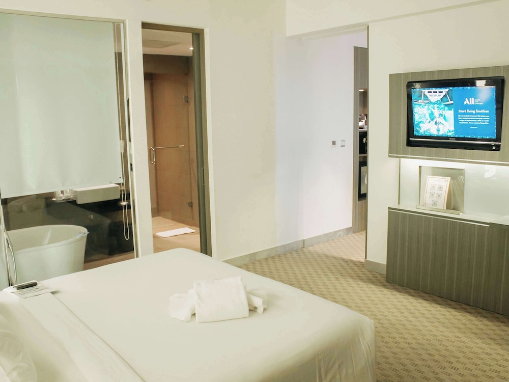 Suite, 1 King Bed - Photo 11