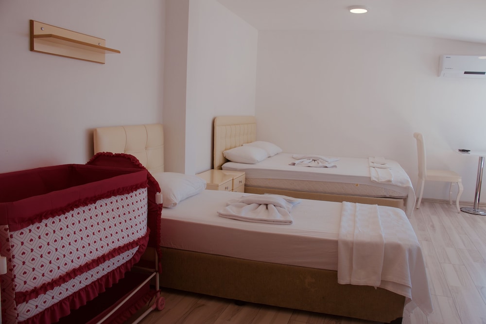 Family Room, Multiple Beds photo 2